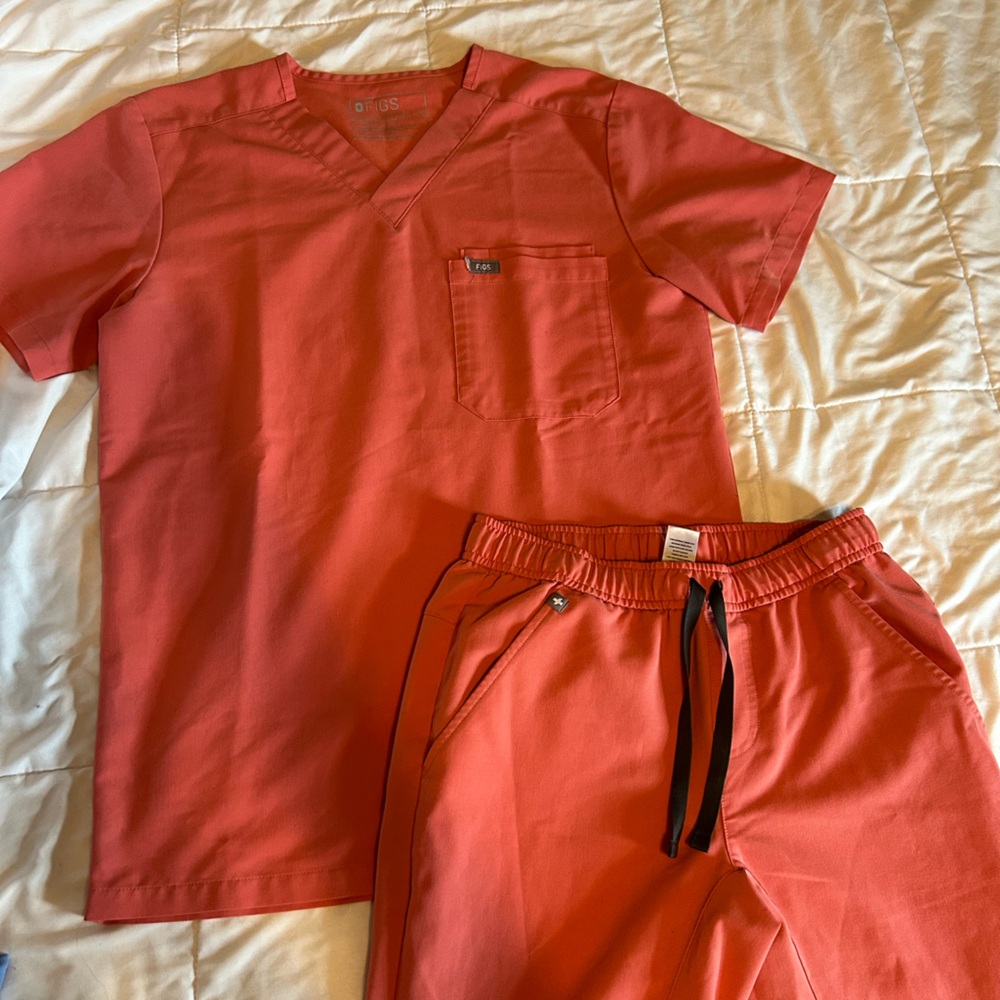 Figs Vibrant Coral Scrub Set